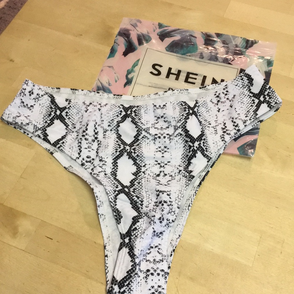 Shein snake print bikini bottoms size M NWT {1059}